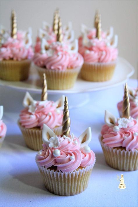 Unicorn Desserts, Bolo Minnie, 4th Birthday Cakes, Unicorn Birthday Cake, Beach Wedding Cake, Unicorn Cupcakes, Unicorn Horn, Unicorn Cake, Cute Desserts