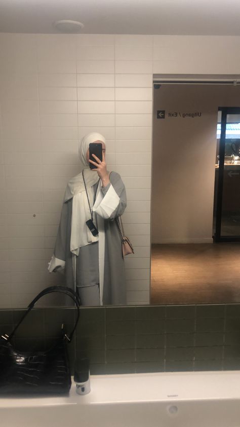 Abaya Selfie, Abaya Mirror Selfie, Mode Abayas, Moslem Fashion, Wife Style, Stile Hijab, Outfits Hijab, University Style, Hijab Style Casual