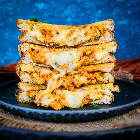 EASY Paneer Sandwich - Easy Indian Cookbook Paneer Bread Roll, Grilled Cheese Recipes Gourmet, Bread Omelette, Paneer Sandwich, Sandwich Easy, Paneer Cheese, Indian Cookbook, Cheese Sandwich Recipes, Cheese Wrap