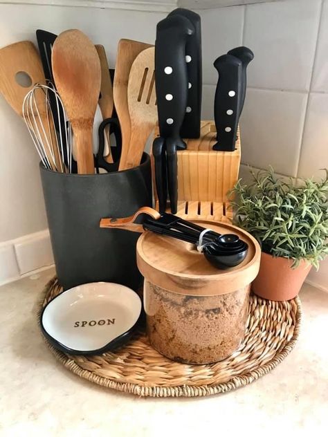 Black And Wood Kitchen Accessories, Kitchen Utensil Holder Ideas Countertops, Knife Block On Counter, Black Kitchen Decor Ideas, Minimal Kitchen Counter Decor, Kitchen Utensils Decor, Diy Kitchen Hacks, Kitchen Decor Hacks, Kitchen Decor Collections