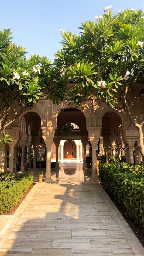 Temple Garden Design, Islamic Architecture Landscape, Middle Eastern Castle, Moroccan House Exterior, Fantasy Courtyard, Arabian Garden, Arabic Garden, Moroccan Landscape, Arabic Architecture