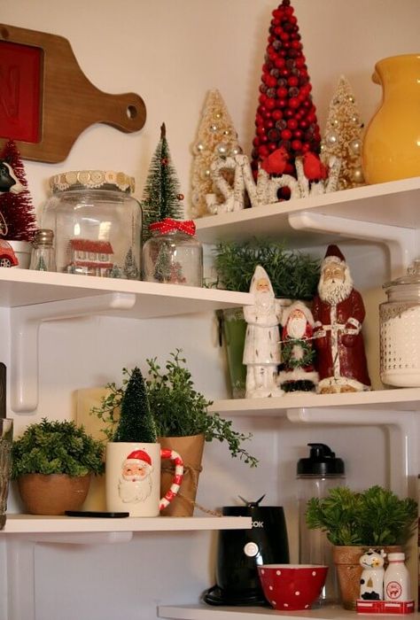 Christmas in the kitchen Open Shelf Christmas Decor Kitchen, Christmas Cupboard Decorations, Small Kitchen Christmas Decor, Kitchen Open Shelving Decor, Christmas Shelves, Small Corner Shelves, Kitchen Shelf Styling, Kitchen Shelf Decor, Open Kitchen Shelves