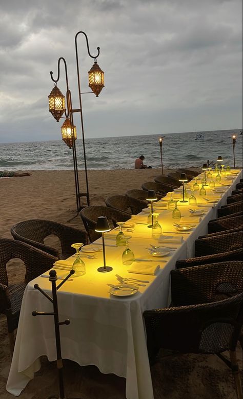 #fashion #aesthetic #tiktok #instagram #inspiration #dinner #lunch #lunchideas #dinnerideas #food #twble #table #decor #decoration #decorideas #ocean #sea #beach #travel #light Dinner On Beach, Dinner At Beach, Beach Dinner Parties, Beach Dinner, Beach Themed Party, Romanticizing Life, Aesthetic Tiktok, Theme Parties, Beach Theme