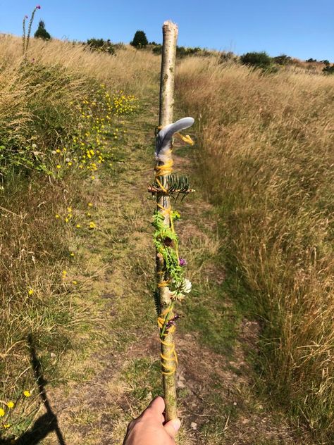 How to Make a Journey Stick Outdoor Activity for Kids - In The Playroom Wax Sticks Activities, Stick Horse Obstacle Course, Horse On Stick Diy, Nature Wands For Kids, Outdoor Crafts Kids, Paint Stick Garden Markers, Painted Sticks Diy, Outdoor Activities For Kids, Painted Sticks