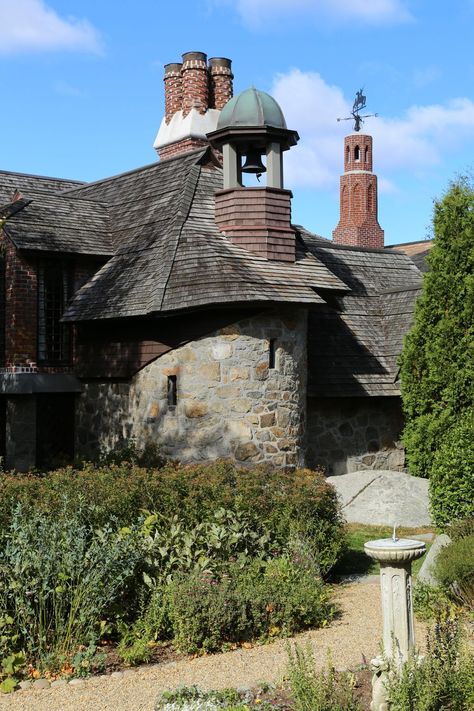 Located in Gloucester, Massachusetts, the Beauport, Sleeper-McCann House offers a fascinating experience for visitors with its tours of a unique, circa-1907 house. This historic house was owned by the renowned interior designer Henry Davis Sleeper, adding to its allure and significance. As you step into the Beauport House, you are transported back in time to the early 20th century. Beauport Sleeper Mccann House, Sleeper Mccann House, Gloucester Massachusetts, Boston Museums, England Trip, Historic House, Essex County, House Museum, Gloucester