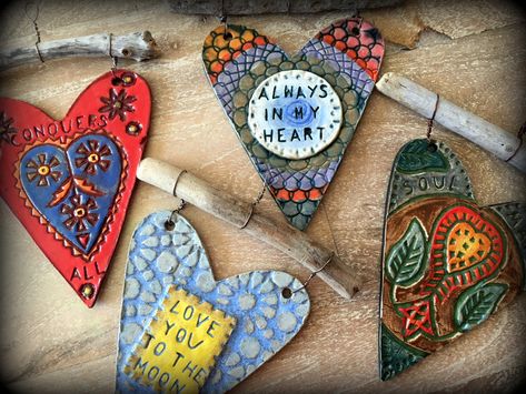 Clay Homemade, Heart Pottery, Clay Projects For Kids, Ceramic Hearts, Clay Hearts, Valentine Art, Polymer Art, Pottery Ornaments, Yarn Bowls