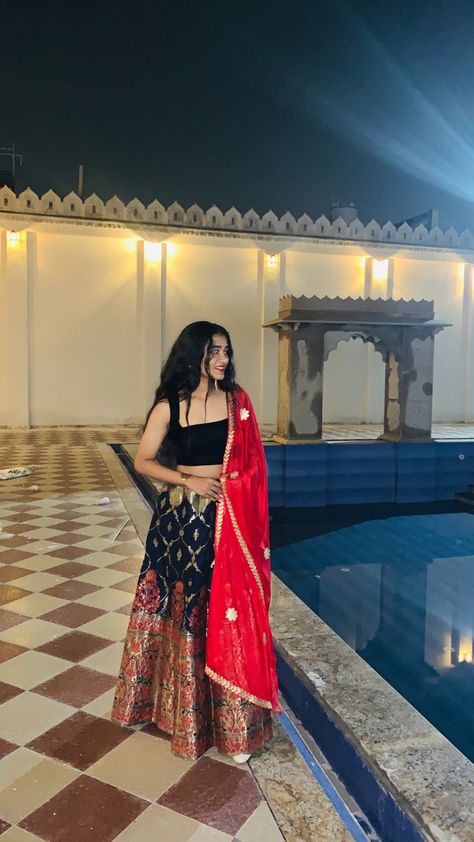 Lenhga Poses, Lehenga Poses Instagram, Garba Photography Poses, Ethenic Wear, Simple Lehenga, Desi Fashion Casual, Indian Dresses Traditional, Traditional Indian Outfits, Indian Aesthetic