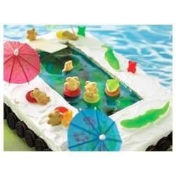 This cake decorated like a pool party will make a big splash at your next event. Pool Birthday Cakes, Swimming Pool Cake, Jello Recipe, Pool Party Cakes, Pool Cake, Biscuits Graham, Pool Party Themes, Jello Cake, Teddy Grahams