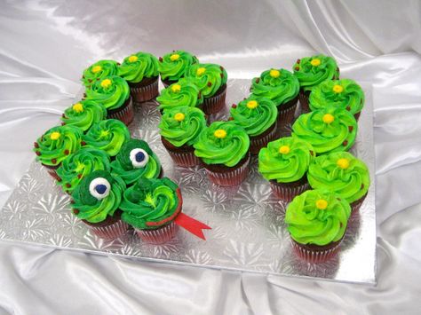 Snake Cupcakes Lizard Cake, Snake Cake, Wild Kratts Birthday Party, Cake With Cupcakes, Wild Kratts Party, Snake Cakes, Snake Birthday, Snake Party, Reptile Party