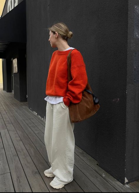 Stockholm Fashion Week Street Style, Sporty Minimalist Style, Scandinavian Fall Outfit, Orange Sweater Outfit Fall Looks, Colorful Knitted Sweaters, Loose Casual Outfits, Errands Outfit Fall, Winter Outfits Colorful, Orange Jacket Outfit