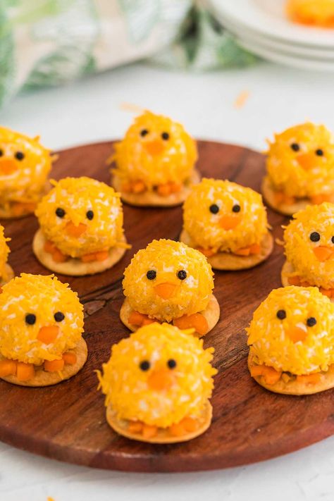 Baby chick mini cheese balls are a wonderful idea for Easter. They only take minutes to make and they are incredibly cute. These Easter appetizers are made with cream cheese and shredded cheddar cheese, and flavored with Worcestershire sauce and garlic and onion powders. Their feet and beaks are made using raw carrot and their eyes are black peppercorns or, if you prefer, pieces of black olive. Each cheesy chick perches on a cracker, making them fantastic finger food for your Easter party! Easter Cheese Ball Recipes, Easter Finger Food, Easter Cheese Ball, Easter Bundt Cake, Oster Brunch, Easter Appetizer, Fun Easter Treats, Cream Cheese Corn, Easter Food Crafts