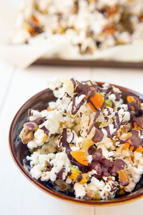 Recipe: Chocolate & Pistachio Popcorn Trail Mix Pistachio Popcorn, Leftover Popcorn, Popcorn Trail Mix, Trail Mix Recipes, Chocolate Pistachio, Snack Mixes, Study Session, Healthy Snacking, Popcorn Recipes