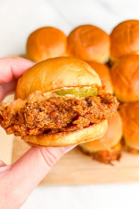 Mini Nashville Hot Chicken Sliders, Mini Chicken Burger Sliders, Chicken Slider Sandwiches, Mini Chicken Sliders, Popeyes Spicy Chicken Sandwich Recipe, Spicy Chicken Sliders Recipes, Fried Chicken Sliders Recipes, Cute Restaurant Ideas, Spicy Chicken Wrap Recipes