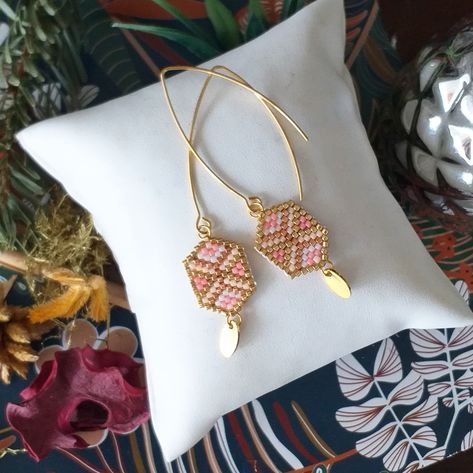 Japanese Pearls, Beautiful Beadwork, Brick Stitch Earrings, Handmade Earrings Beaded, Beaded Earrings Patterns, Micro Macramé, Beadwork Patterns, Geometric Star, Coral And Gold