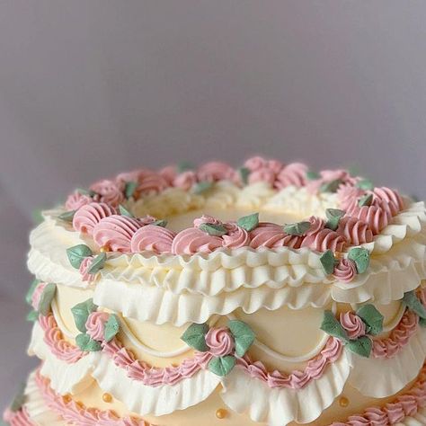 Frilly Cake, Lemon And Raspberry, Vintage Birthday Cakes, Vintage Cakes, Baking Inspiration, Raspberry Cake, Vintage Tableware, Vintage Birthday, June 16