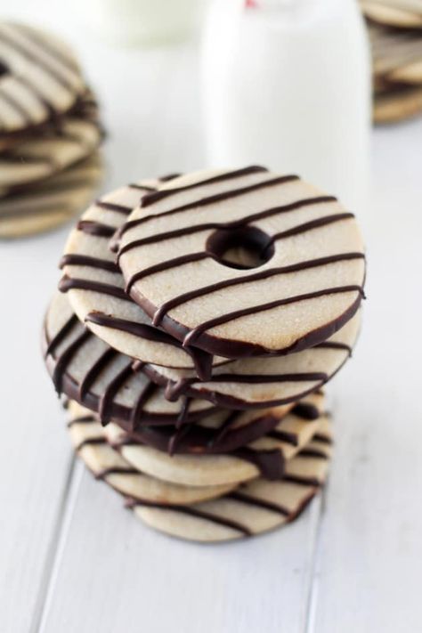 Homemade Fudge Stripe Cookies are perfect for the lunchbox or after school. Delicious! Fudge Stripe Cookies Recipe, Somoa Cookies, Fudge Stripe Cookies, Homemade Fudge, Cookie Bars, Monster Cookies, Melting Chocolate, Truffles, Fudge