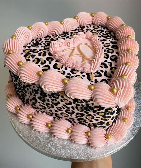 cake ideas, lambeth cake, vintage cake vintage style cake, buttercream cake, vintage buttercream cake, birthday cake ideas Old Fashion Cakes Decorating, Leopard Cake Design, Lepord Print Birthday Party, 33 Bday Party Ideas, 21 Birthday Cake Ideas For Her Funny, Pink Cheetah Print Cake, 55 Birthday Cakes For Women, Cheetah Cake Birthday, Circle Vintage Cake