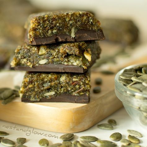 Veggie Tots, 3 Ingredient Pumpkin, Health Dessert Recipes, Sweet Pumpkin Seeds, Candy Gifts Diy, Easy Candy Recipes, Healthy Granola Bars, Healthy Candy, Pumpkin Seed Recipes