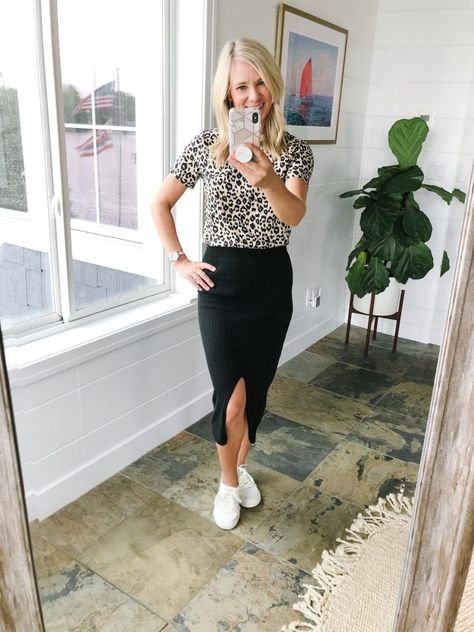 Midi Skirt Outfit With Sneakers, Black Midi Skirt Outfit Spring, Fitted Midi Skirt Outfit, Black Bodycon Skirt Outfit, Black Midi Skirt Outfit Fall, Floral Midi Skirt Outfit Summer, Black Midi Skirt Outfit Work, Black Midi Skirt Outfit Casual, Black Knit Skirt Outfit