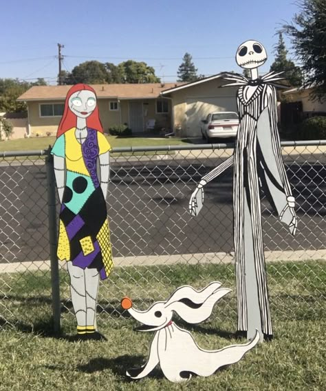 Nightmare Before Christmas Wood Cutouts, Nightmare Before Christmas Cutouts, Halloween Yard Cutouts, Nightmare Before Christmas Yard Decor, Christmas Yard Ideas, Nightmare Before Christmas Yard, Christmas Front Yard, Halloween Cubicle, Fotos Halloween