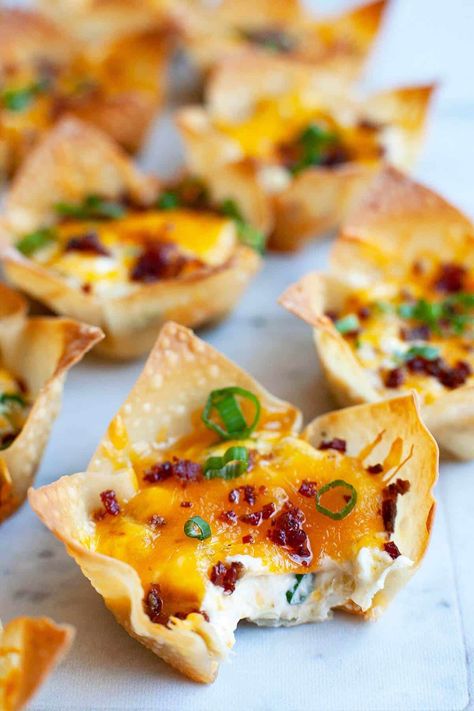 Jalapeno Wonton, Wonton Wrapper Recipes Appetizers, Resep Diet Sehat, Wonton Cups, Fest Mad, Wonton Recipes, Small Appetizers, Appetizers Easy Finger Food, Jalapeno Popper