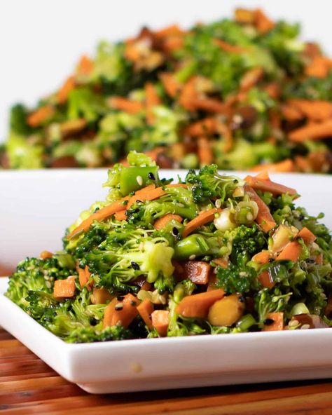 Asian Broccoli Salad Recipe Asian Broccoli Salad, Brócoli Salad, Asian Vinaigrette, Salad With Carrots, Asian Broccoli, Salad Asian, Asian Dressing, Types Of Salad, Salads To Go