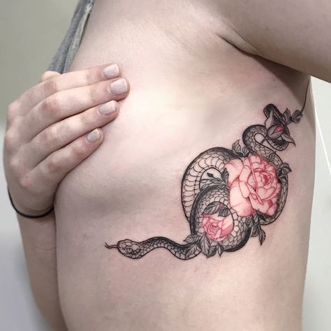 Rib Cage Snake Tattoo, Snake Tattoo Ribcage, Snake Tattoo On Ribs, Women Rib Tattoo Side Tat, Tattoo Red Flower, Serious Tattoos, Sc Tattoo, Tattoo On Ribs, Flower Tattoo On Ribs