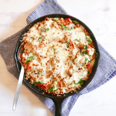 Enjoy a tasty and delicious meal with your loved ones. Learn how to make One-pot Italian quinoa skillet & see the Smartpoints value of this great recipe. Quinoa Skillet Recipes, Italian Quinoa, One Pot Italian, Quinoa Skillet, Ww Dinners, Ww Dinner, Ww Meals, Easy One Pot Meals, Sweet Italian Sausage