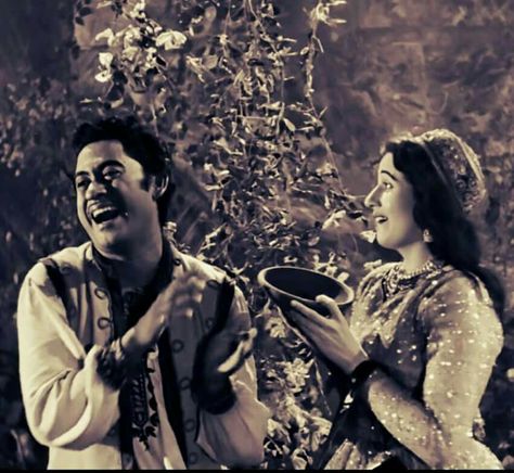 Throw back photo of Kishore da Madhubala And Kishore Kumar, Kishore Kumar And Madhubala, Kishore Kumar Aesthetic, 70s Bollywood, Madhubala Actress, Aesthetic Bollywood, Bollywood Retro, Old Film Stars, Music Cover Photos