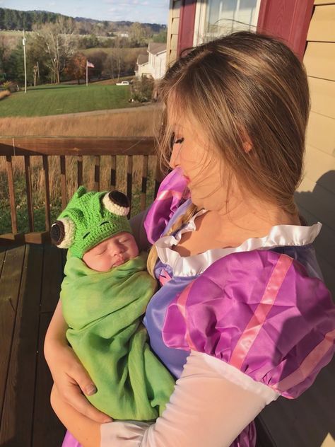 Rapunzel and baby chameleon Halloween costumes Diy Pascal Costume Baby, Rapunzel And Pascal Costume, Mommy And Baby Halloween Costumes, Disneyland Halloween Costumes, Mommy And Me Halloween Costumes, Mom And Baby Costumes, Baby Rapunzel, Rapunzel And Pascal, Rapunzel Halloween Costume