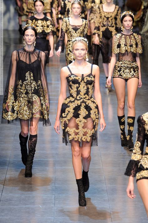 Pinterest: shaynoyman Gold Dresses, Diy Kostüm, Paris Mode, Milano Fashion Week, Milan Fashion Weeks, Cat Walk, Baroque Fashion, Dolce E Gabbana, Gold Fashion