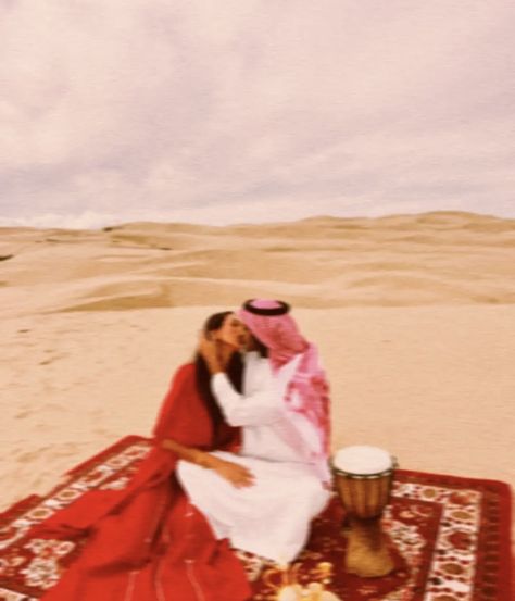 Desert Love, Grunge Pictures, Cute Website, Arabian Women, Arab Culture, Classy Couple, Dinner Dress Classy, Arabian Beauty, Beauty Care Routine