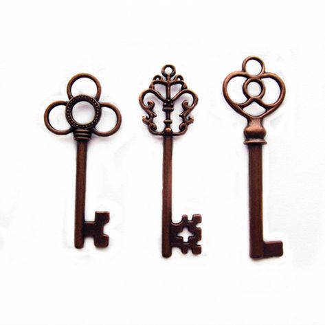 Harry Potter Flying Key Ornaments - Housewife Eclectic Harry Potter Pumpkin Carving, Harry Potter Flying Keys, Harry Potter Key, Skeleton Key Lock, Décor Steampunk, House Objects, Antique Charms, Harry Potter Christmas Tree, Steampunk Key