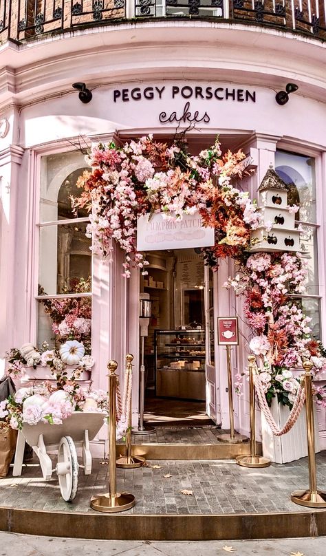 Peggy Porschen Shop London, Peggy Porschen Cakes, Cafe Exterior, Peggy Porschen, Pink Cafe, Shop Facade, Retail Store Interior Design, London Cake, Cute Store