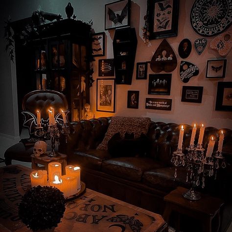 Movie Living Room, Horror Living Room, Gothic Interior, Apartment Decorating Living, Xmas Movies, Dark Home Decor, Goth Home Decor, Dark Home, Fun Halloween Decor