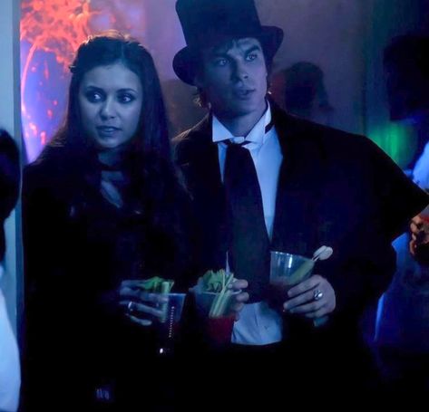 Damon Y Elena, Vampire Kids, Elena Gilbert Style, Tvd Aesthetic, Elena Damon, Halloween Fits, Ian And Nina, The Vampire Diaries 3, Vampire Diaries Guys