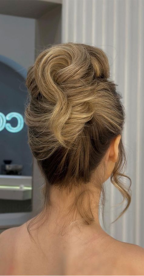 chic updo, hairstyle ideas, wedding hairstyle, 90s vibe updos, wedding updo, updos, trendy updos, bridal hairstyle, bridal updos, messy updo, simple updo, trendy messy updo, wedding hairstyle trends Side Parting Updo Wedding, 90s Updo Hairstyles Wedding, Bridal Hair Updo Messy, Adele Updo, French Twist Wedding Hair With Veil, Hollywood Hair Updo, Fancy Hairstyles Updo, Greek Updo, Old Hollywood Glam Hair Updo