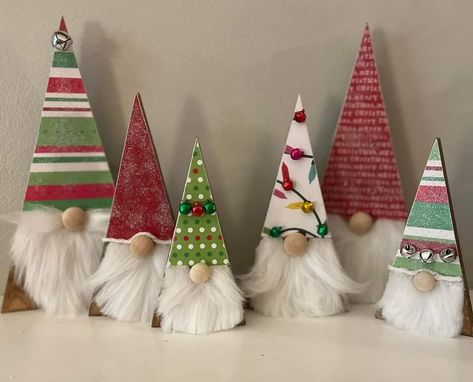 Wooden Christmas Knomes, Wooden Triangle Gnome, Wood Christmas Knomes, Diy Wooden Christmas Knomes, Gnome Wood Crafts, Wooden Christmas Gnomes Diy, Gnome Wooden Ornaments, Triangle Wood Gnomes, Wood Gnomes Christmas