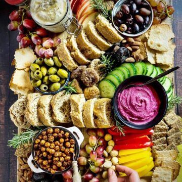 Vegan Food Platter, Vegan Graze Board, Easy Vegetarian Charcuterie Board, Healthy Snack Boards, Charcuterie Board Ideas Vegan, Vegan Board Platter, Vegan Snack Board, Vegetarian Grazing Board, Vegan Platter Ideas