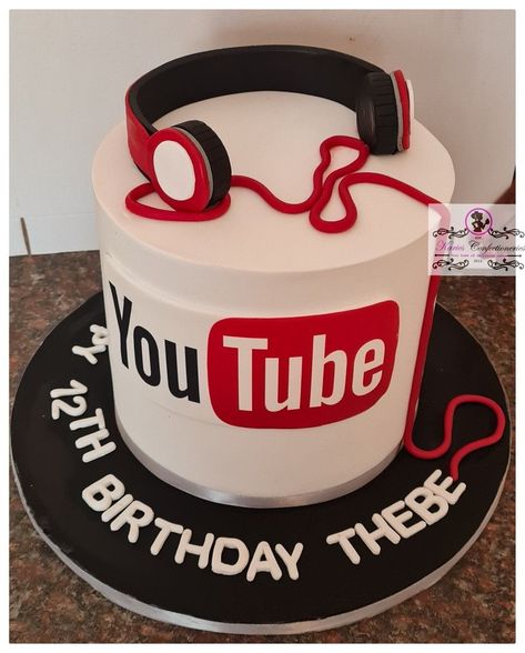 YouTube birthday party ideas you can't miss. Plan a fantastic YouTube themed party for your favorite wannabe internet star. You will be so surprised to see how easy it is to plan a YouTube birthday party. Youtube Cake Theme, 13th Birthday Cake For Boys, Unspeakable Cake, Youtube Birthday Cake, 13 Birthday Cake For Teens, Youtube Birthday Party Ideas, Youtube Birthday Party, 10th Birthday Cakes For Boys, Youtube Cake