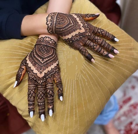 Mehndi ✨Heena ✨ Karvachauth Mehndi, New Henna Designs, Red Henna, Simple Henna Tattoo, Mehandi Design, Simple Henna, Mehendi Design, Mehandi Designs, Mehendi Designs