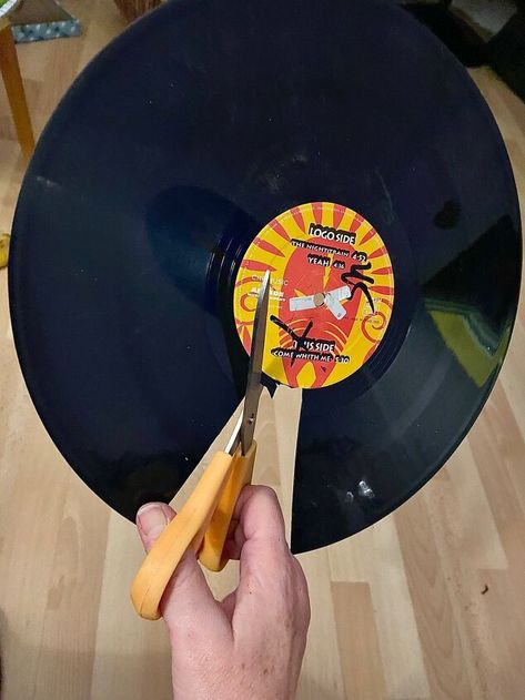 Diy Vinyl Record Projects, Old Records Crafts, Vinyl Record Projects, Records Diy, Vinyl Record Crafts, Evening Eye Makeup, Record Crafts, Old Vinyl Records, Old Records