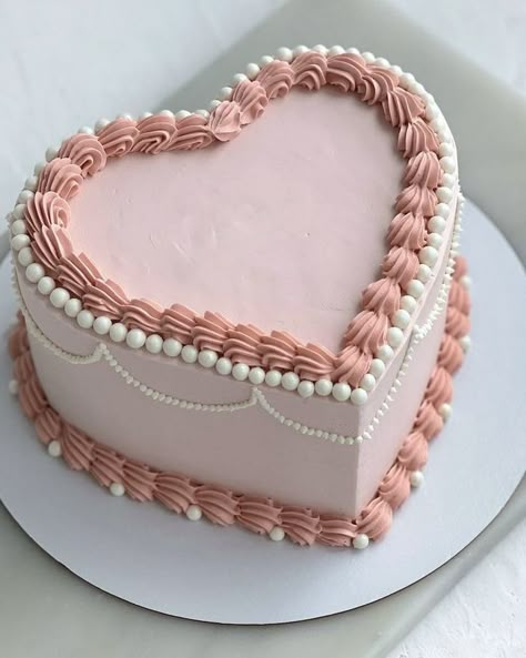 11 Bday Cake, 22 Bday Cake Aesthetic, Cute Cake Ideas Simple, Preppy Pink Birthday Cake, Pink 16 Birthday Cake, Heartshapecake Design, Pink 15th Birthday Cake, Cake Ideas For 15th Birthday Girl, Pinterest Cakes Birthday