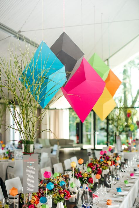 Geometric Terrarium Centerpiece, Geometric Flamingo, Calla Lily Centerpieces, Origami Lantern, Lily Centerpieces, Playful Wedding, Creative Wedding Centerpieces, Bud Vase Centerpiece, Flamingo Wedding