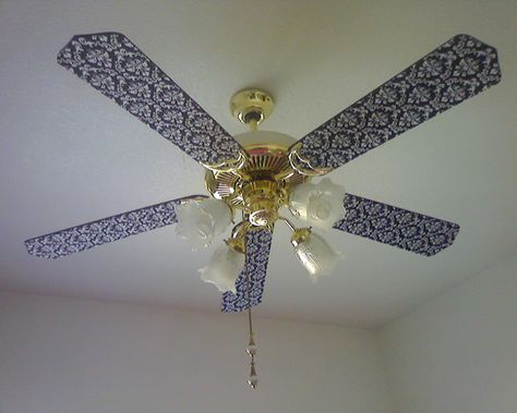 Angelapea of Keeping the Faith shares how she and her daughter revamped an outdated ceiling fan in the daughter's room by covering the individual blades wi Ceiling Fan Blade Covers, Ceiling Fan Diy, Vogue Decor, Ceiling Fan Cover, Decorative Ceiling Fans, Ceiling Fan Makeover, Fabric Ceiling, Ceiling Fan Blades, Old Fan