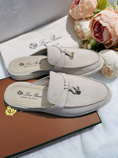 Loro Piana Babouche, Designer Wishlist, Classy Shoes, Italian Leather Shoes, Stunning Shoes, Shoe Inspiration, Aesthetic Shoes, Shoe Inspo, Loro Piana