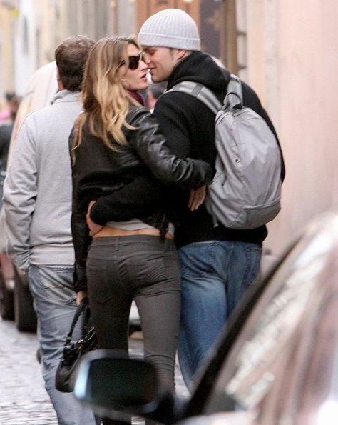 Gisele Bundchen Tom Brady, Tom And Gisele, 20s Life, Tom Brady And Gisele, Break Ups, Dog Years, Gisele Bündchen, Gisele Bundchen, Romantic Moments