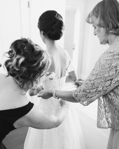 Getting ready wedding photo. Mother & mother in law photo Mother In Law Photos, Mum Photos, Mother Mother, Getting Ready Wedding, Wedding Pic, In Hospital, Mother In Law, Photos Ideas, Photo Inspo