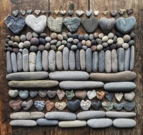 Beach Rocks Crafts, Rock Collection Display, Rock Projects, Stone Pictures Pebble Art, Heart Shaped Rocks, Heart Rocks, Rock Sculpture, Rock And Pebbles, Pebble Mosaic