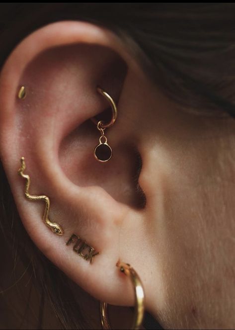 Rook piercing, rook hoop, hoop charms, multiple ear piercings, gold jewelry Piercings Gold Jewelry, Gold Earring Piercing, Good Ear Piercings, Gold Ear Jewelry Aesthetic, Multiple Ear Piercings Aesthetic Gold, Ear Piercing Tattoo, Ear Aesthetic Piercing, Piercing Inspo Ear Gold, Earrings For Two Piercings